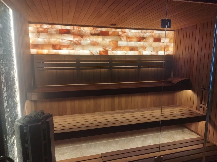 Сауна со стеклянной перегородкой и подсвеченной соляной стеной